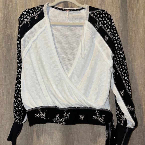 Free People | Auction Thermal Waffle Blk/Wht Floral Print Top | Size XS - Picture 2 of 11